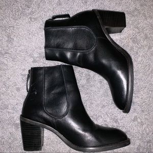 Black heeled boots 🖤